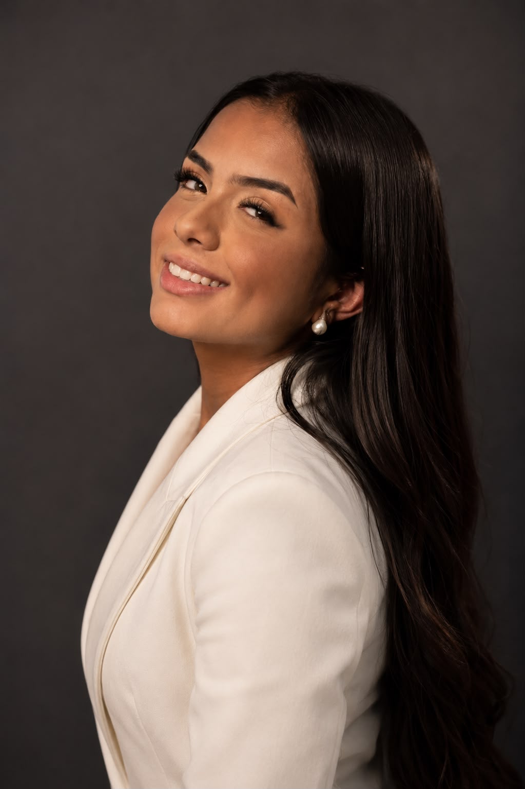 Laura Venâncio em retrato de estúdio